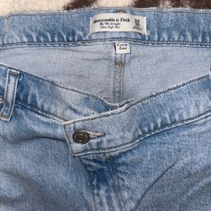 Abercrombie curve love ultra high rise 90’s straight. Size 34